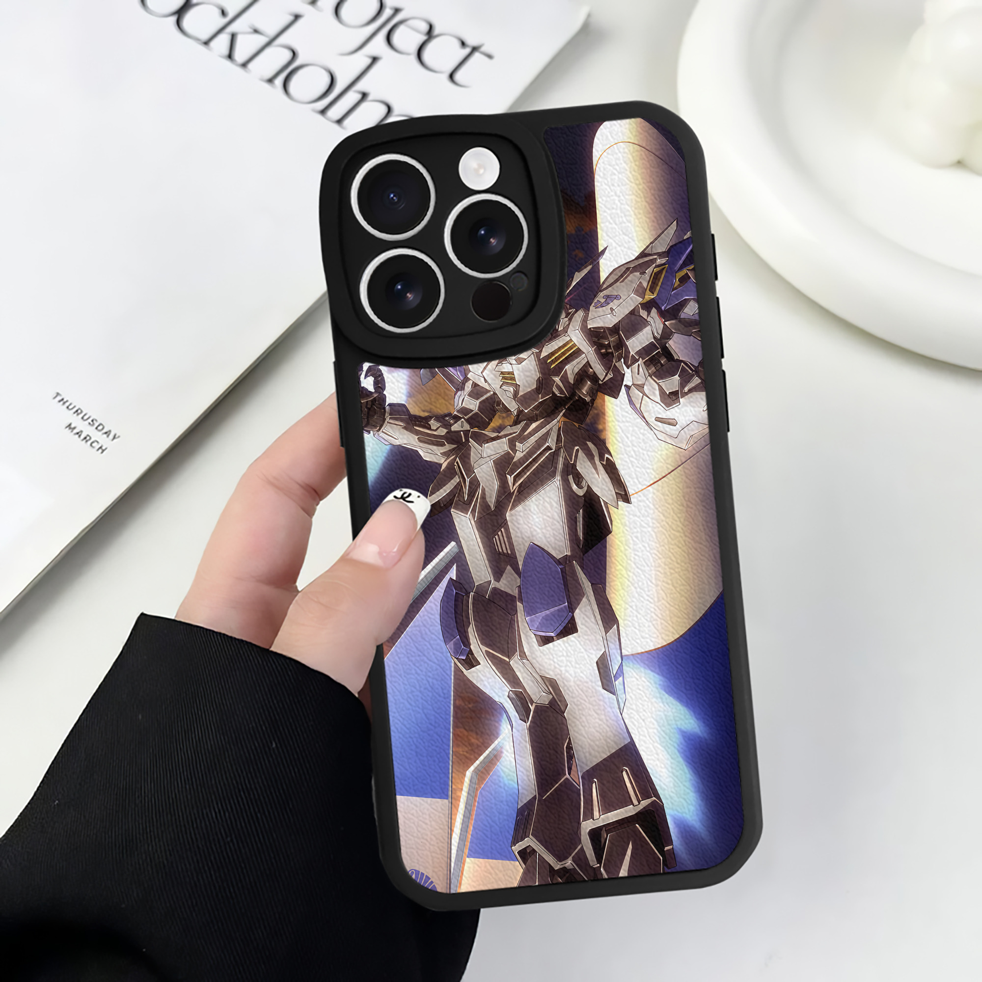 （画像用） 機動戦士ガンダム Mobile Suit Gundam 【iPhone 16シリーズ対応】シリコンスマホケース（レザー調） 材質：シリコン